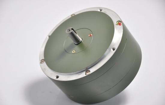 為什么力矩電機的直接驅動是實現高速遠動旋轉呢？